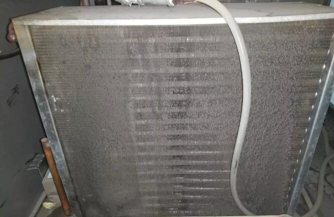 布滿灰塵的冷凝器圖片